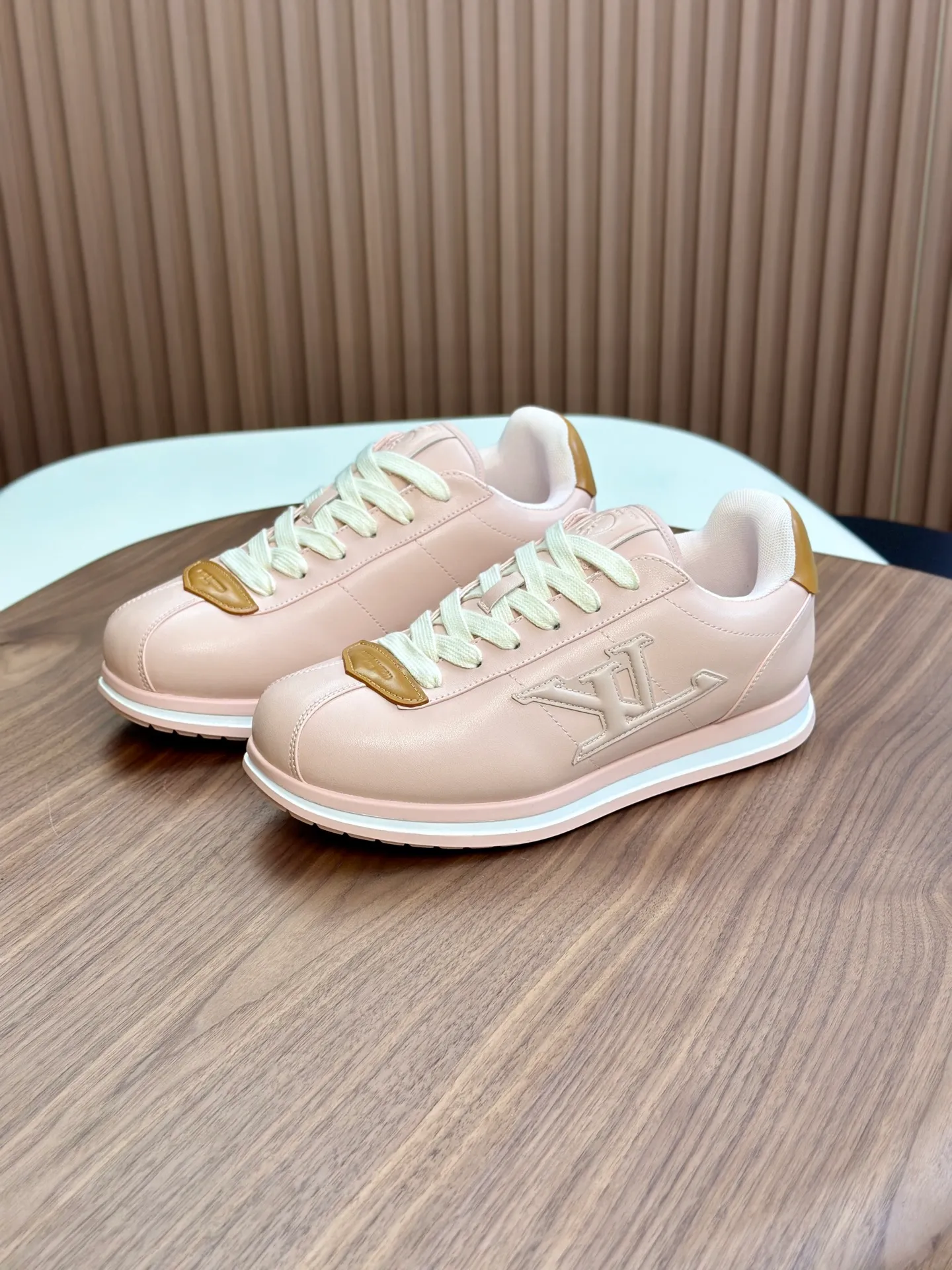 Factory direct sale ¥700💰Full set of packaging💰Top version LV-Louis Vuitton-Classic catwalk new style 1:1 developed replica of the original version! ! The upper foot is very comfortable. It is made of luxurious materials and fine workmanship. The midsole is printed with English letters "Made in Europe". The upper is made of calfskin imported from Italy. The side is decorated with the brand's LOGO and signature. The latest latex foot pads and mesh lining make the foot feel super comfortable. The original two-color TPU combination outsole is specially provided by the original factory. Bag technology Goodyear stitched edges Fabric: Exclusive custom first-layer cowhide Accessories: Exclusive private model Vuitton logo, lining: Customized silk mesh lining - first-layer silk cowhide lining Outsole: TPU combination outsole wear-resistant, non-slip and anti-yellowing Foot pads: new latex pads-mesh sweat-absorbent Counter technology: fully computerized sewing machine wire drawing Toe box back cover Hot and cold shaping Full set of pull-top last with medium and low logo pattern Counter packaging - Shoelaces, certificates, cards, instructions, certificates of quality, dust bags, the most comprehensive packaging on the Internet, men's size 339-44 (38/45 custom-made, non-refundable!